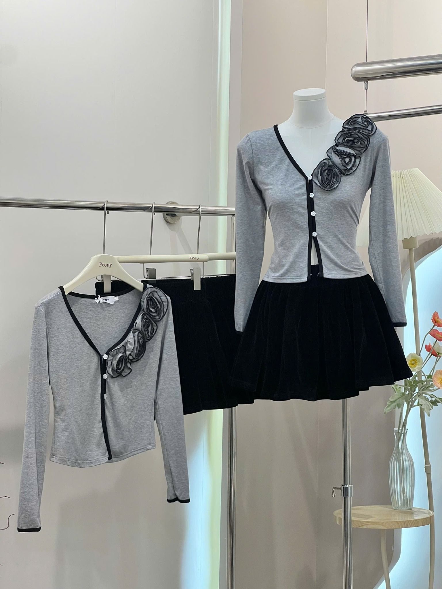  Set áo tay dài đính hoa khuy cài mix chân váy nhung xếp li - XÁM - E206 