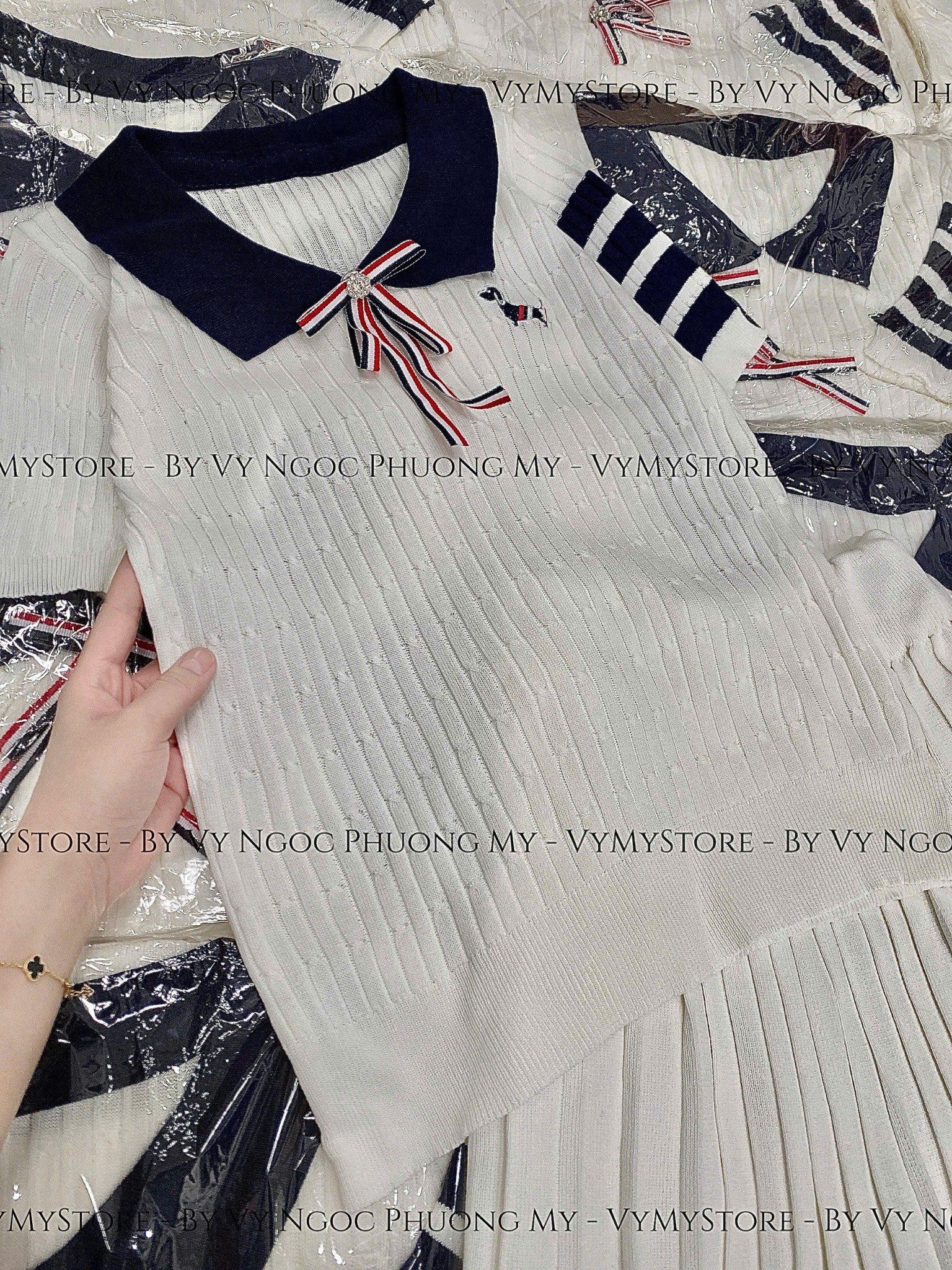  Set áo len cổ đức phối sọc đính dây nơ mix chân váy xếp li - TRẮNG - E211 (Vì yếu tố ánh sáng màu cổ phối là xanh than ạ) 