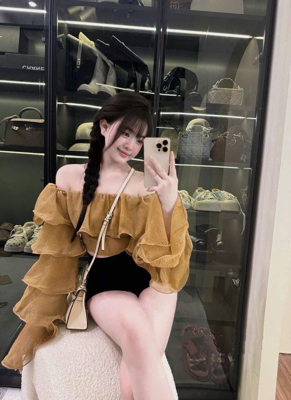  Set áo trễ vai tay dài tầng bèo mix quần short ngắn cạp cao - NÂU - E262 (EO S<68, M<72) 