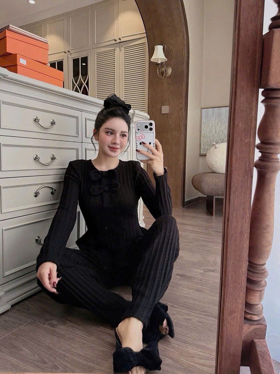  Set áo tay dài phối bèo đính nơ mix quần suông form bí lưng chun - ĐEN - E287 