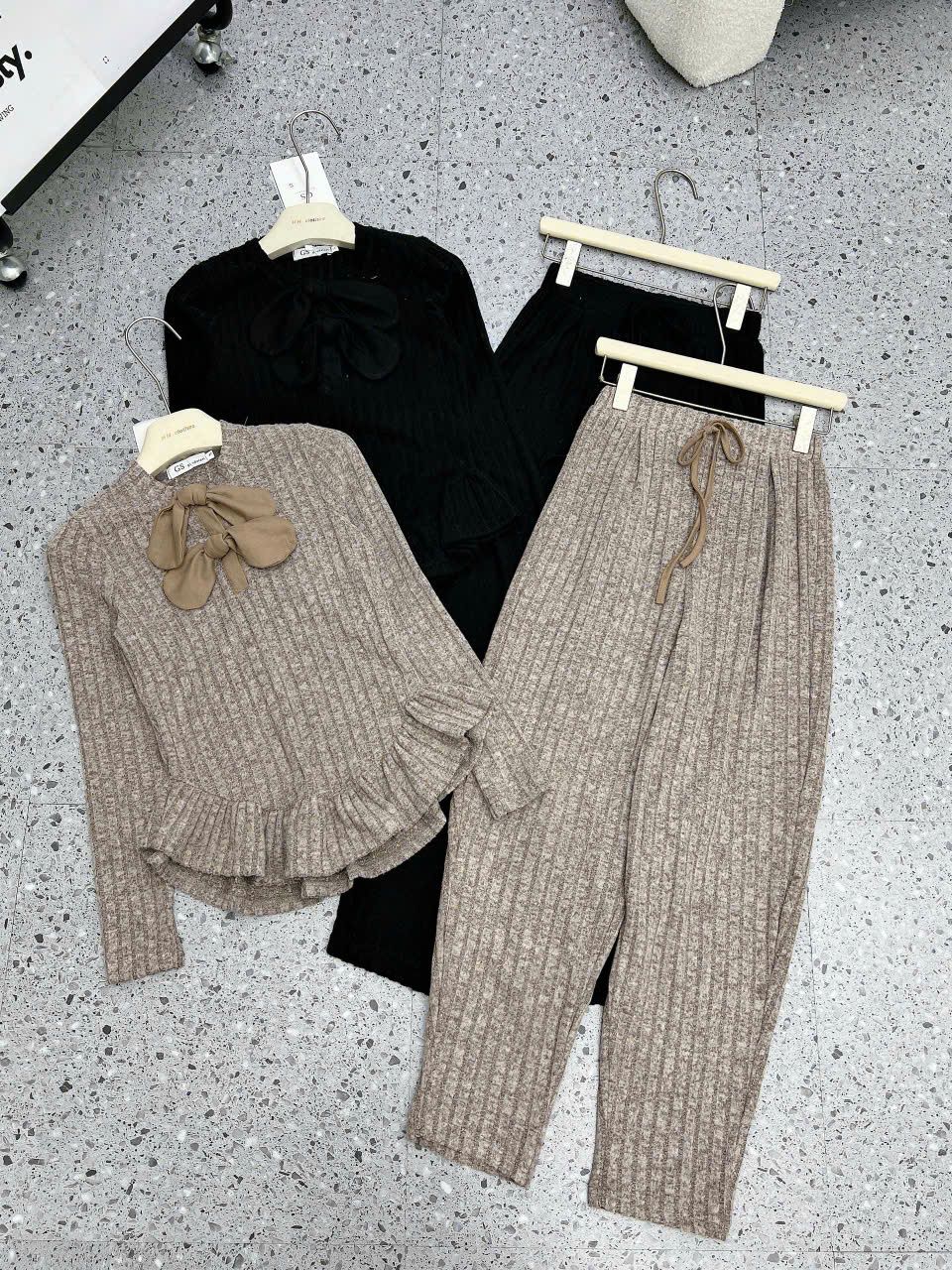  Set áo tay dài phối bèo đính nơ mix quần suông form bí lưng chun - NÂU - E286 