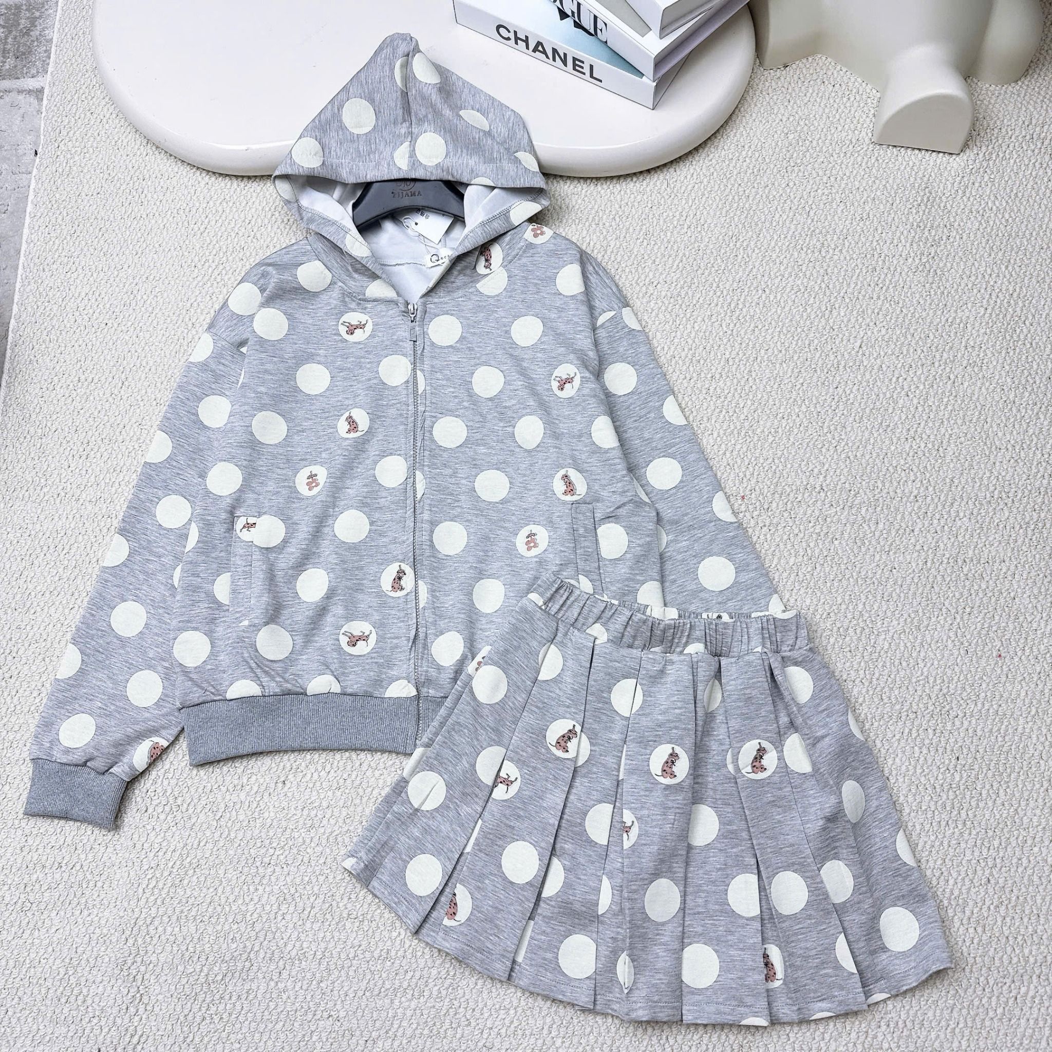  Set áo khoác có nón khóa kéo mix chân váy xếp li lưng chun hoạ tiết - XÁM - G75 