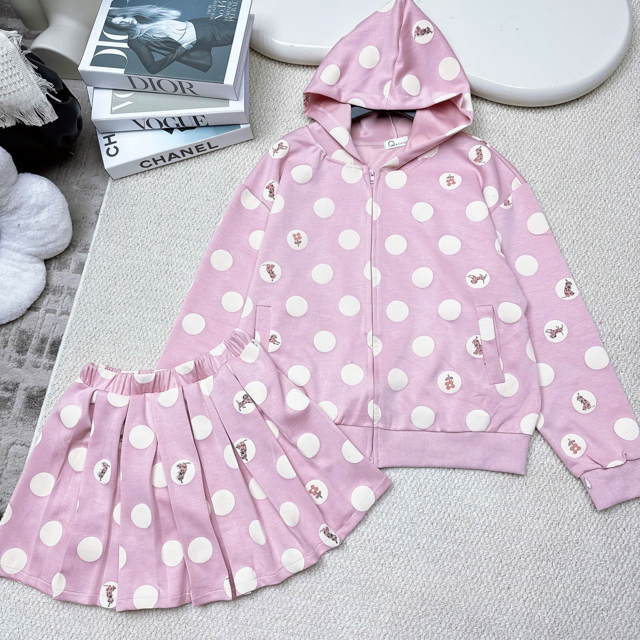  Set áo khoác có nón khóa kéo mix chân váy xếp li lưng chun hoạ tiết - HỒNG - G76 