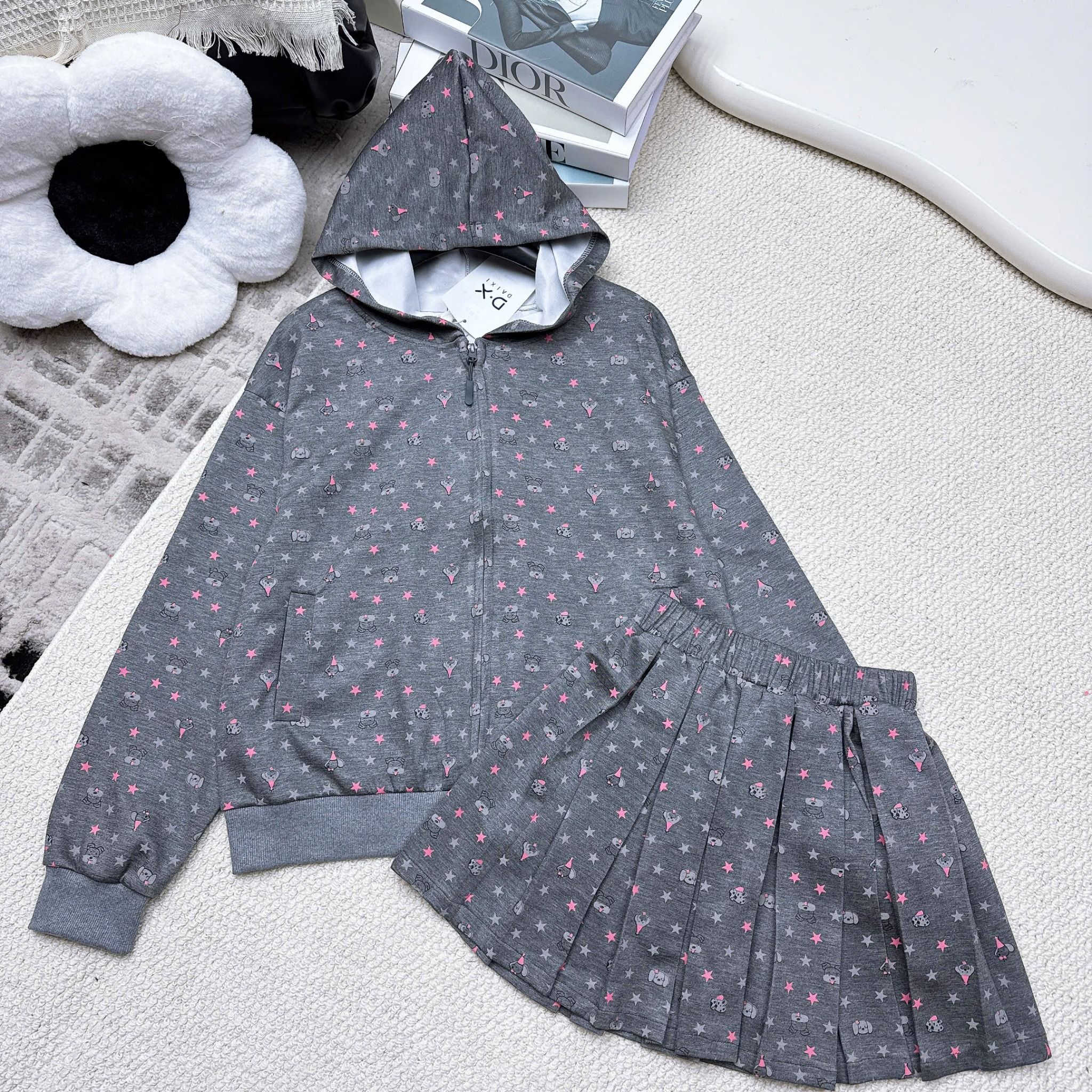  Set áo khoác có nón khóa kéo mix chân váy xếp li lưng chun hoạ tiết - GHI - G74 