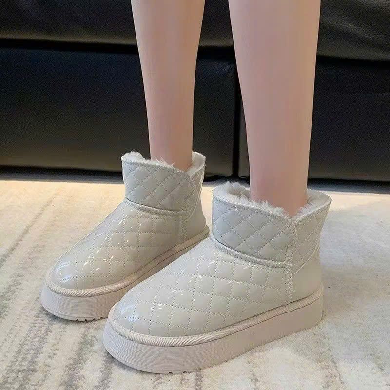  Giày boot cổ cao ô trám bề mặt bóng phối lông FULLBOX - TRẮNG - K14 (HÀNG SALE LỖ KO ĐỔI TRẢ DƯỚI MỌI HÌNH THỨC) 