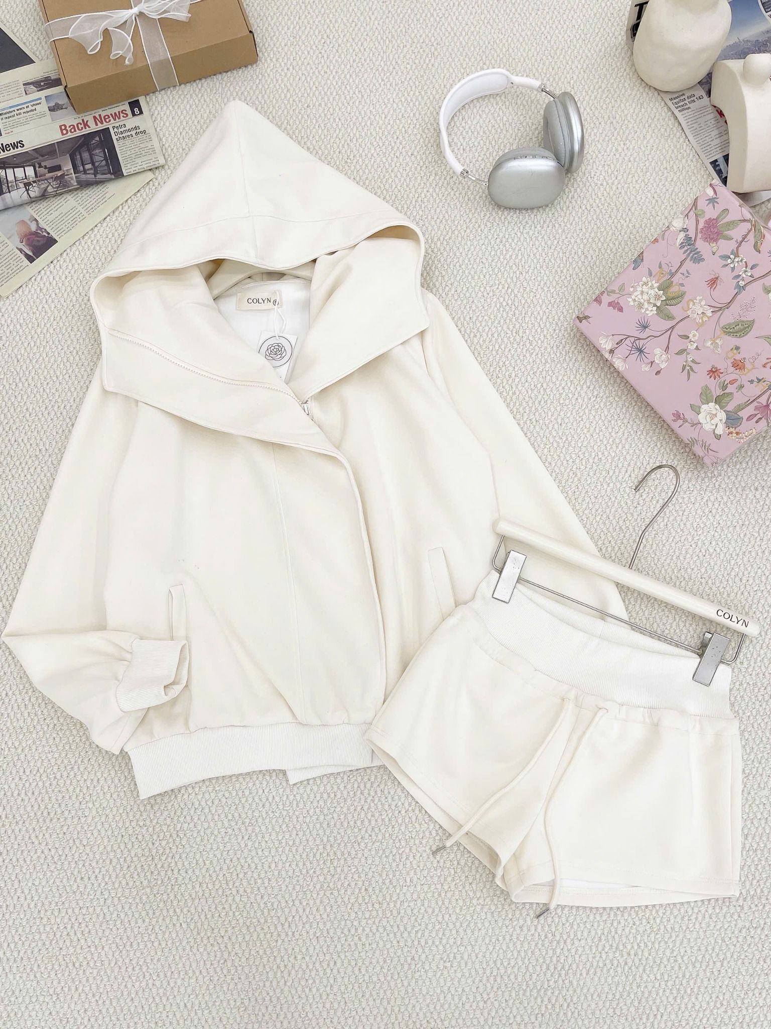  Set áo khoác có nón dây kéo đắp tà mix quần short ngắn lưng chun - KEM - G220 