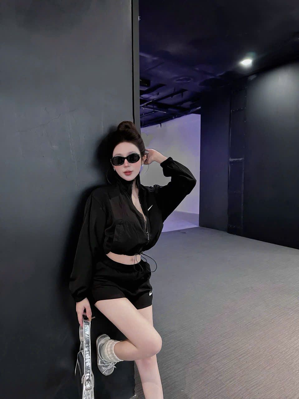  Set bộ dù áo khoác croptop mix quần short lưng chun Nike - ĐEN - G221 