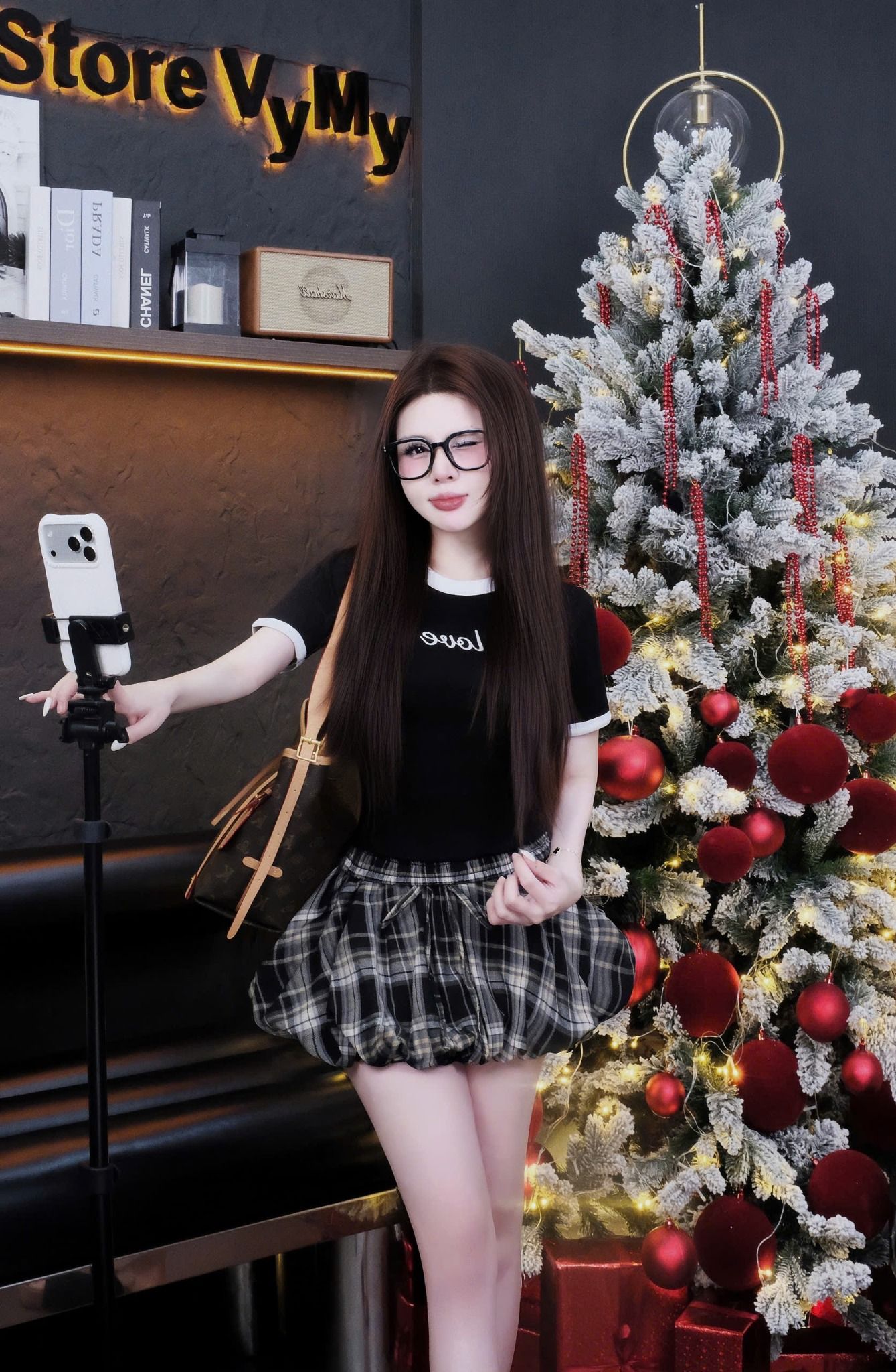  Set áo cổ tròn viền in chữ LOVE mix chân váy bí caro - ĐEN - B16 