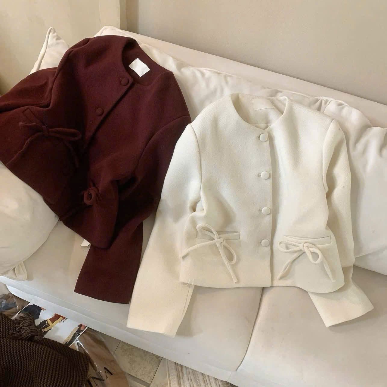  Áo khoác dạ cổ tròn cúc bọc đính nơ túi tiểu thư - KEM - C70 