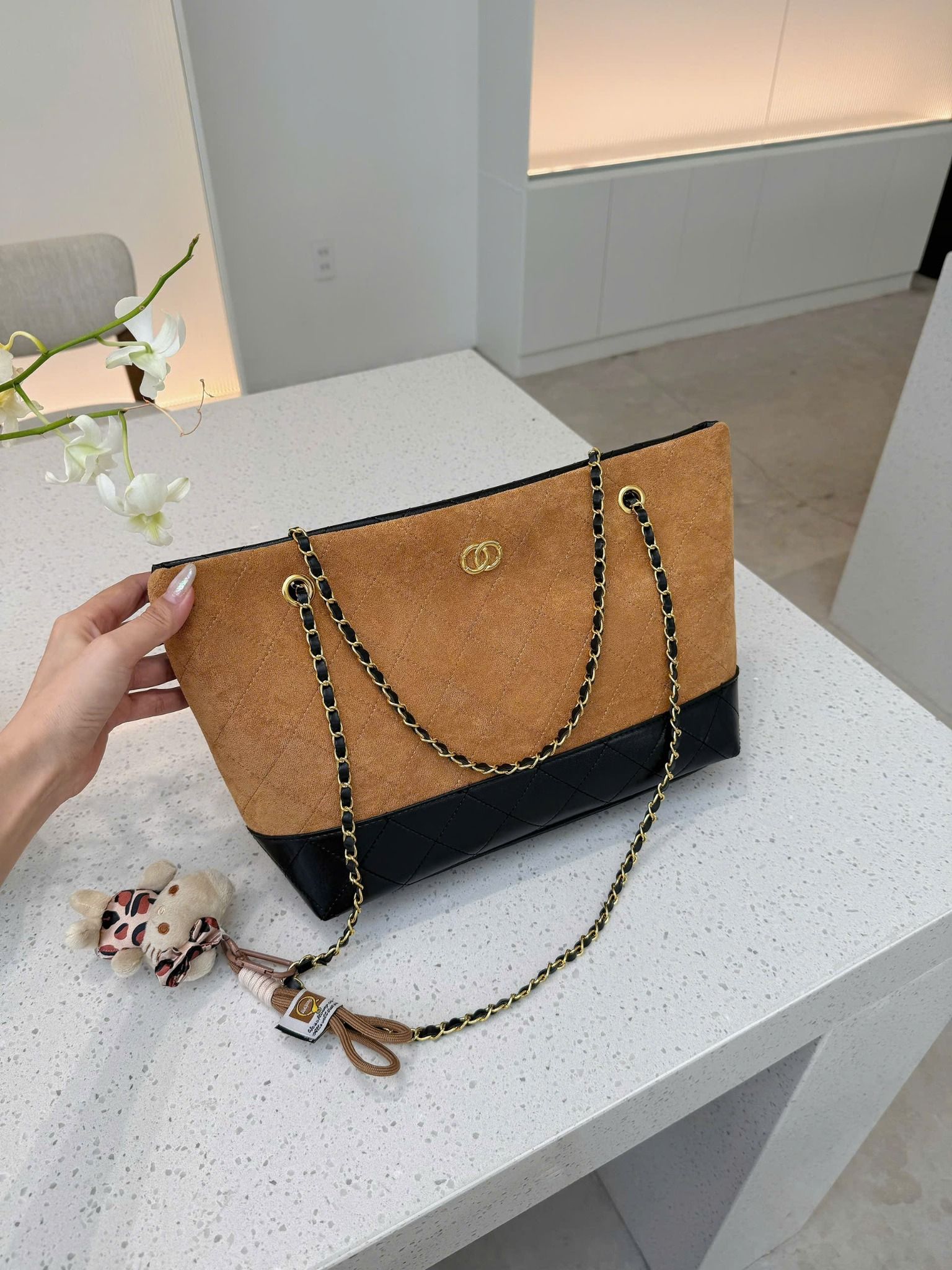  (GỐC 229K SALE 70k) Túi xách da lộn phối da dây xích đính logo kèm charm gấu dễ thương - BÒ - T14 (SIZE 25X40CM) 