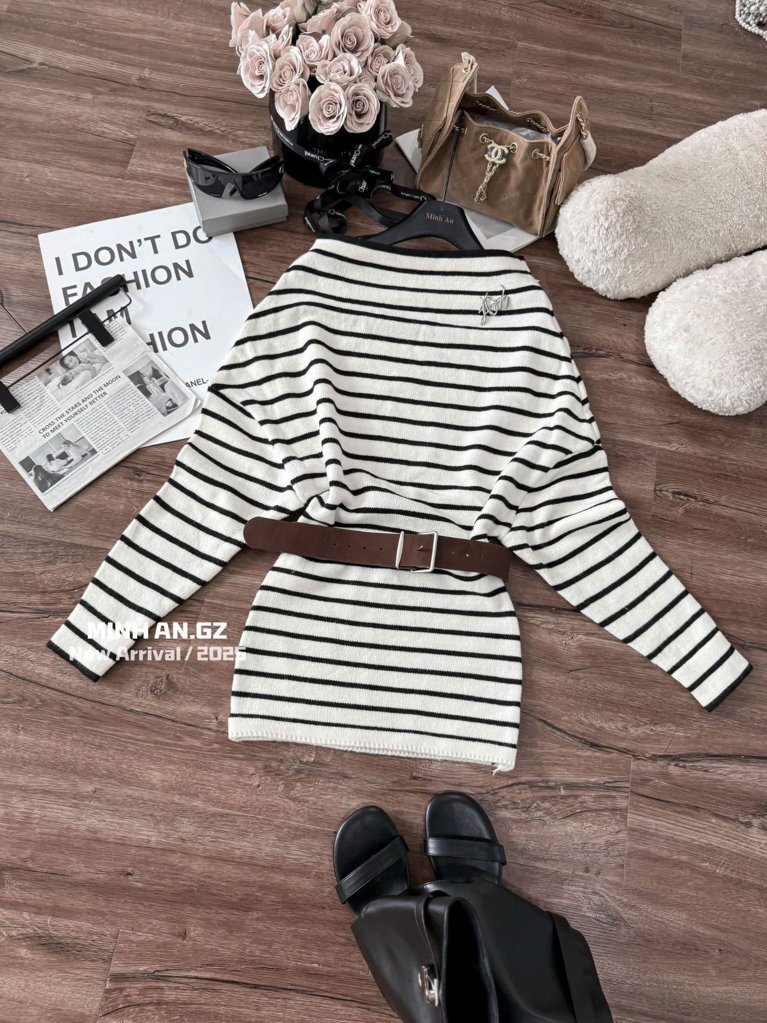  (GỐC 329K GIẢM 279K) Váy len trễ vai tay dài kẻ kèm tag và đai hàng QC -  SỌC KEM - C148 