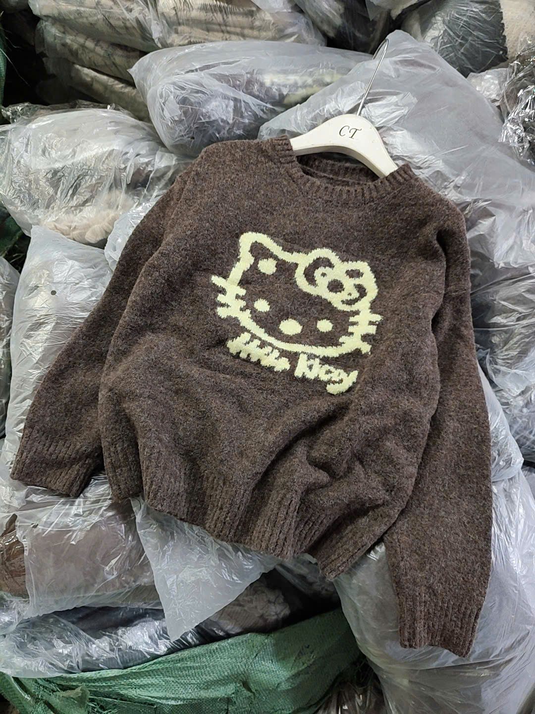  Áo len nâu Hello Kitty chất dày dặn - C219 