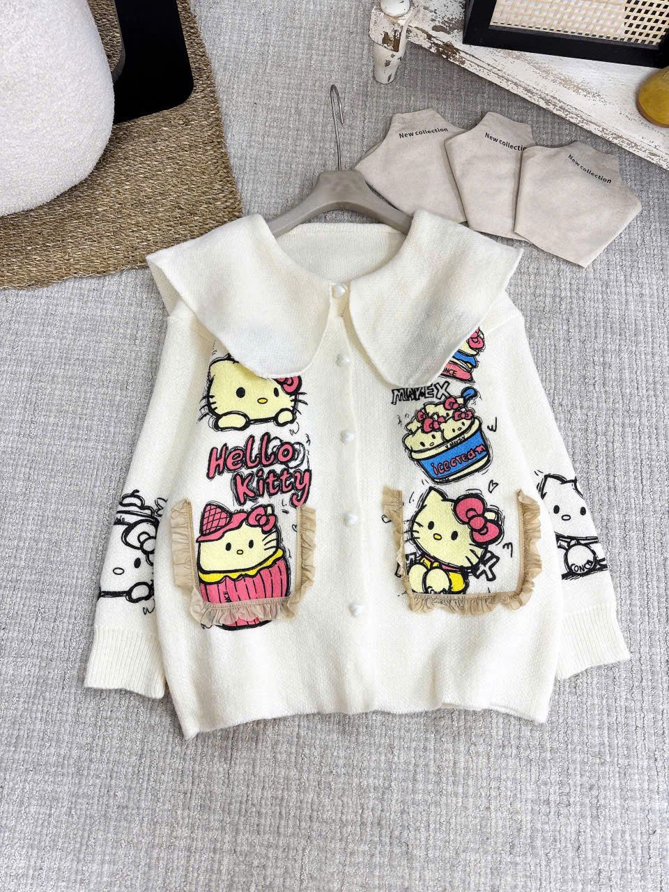  (GỐC 289K GIẢM 249K) Áo len cổ bèo viền túi kiểu HELLO KITTY nút tim hàng QC - KEM - G30 