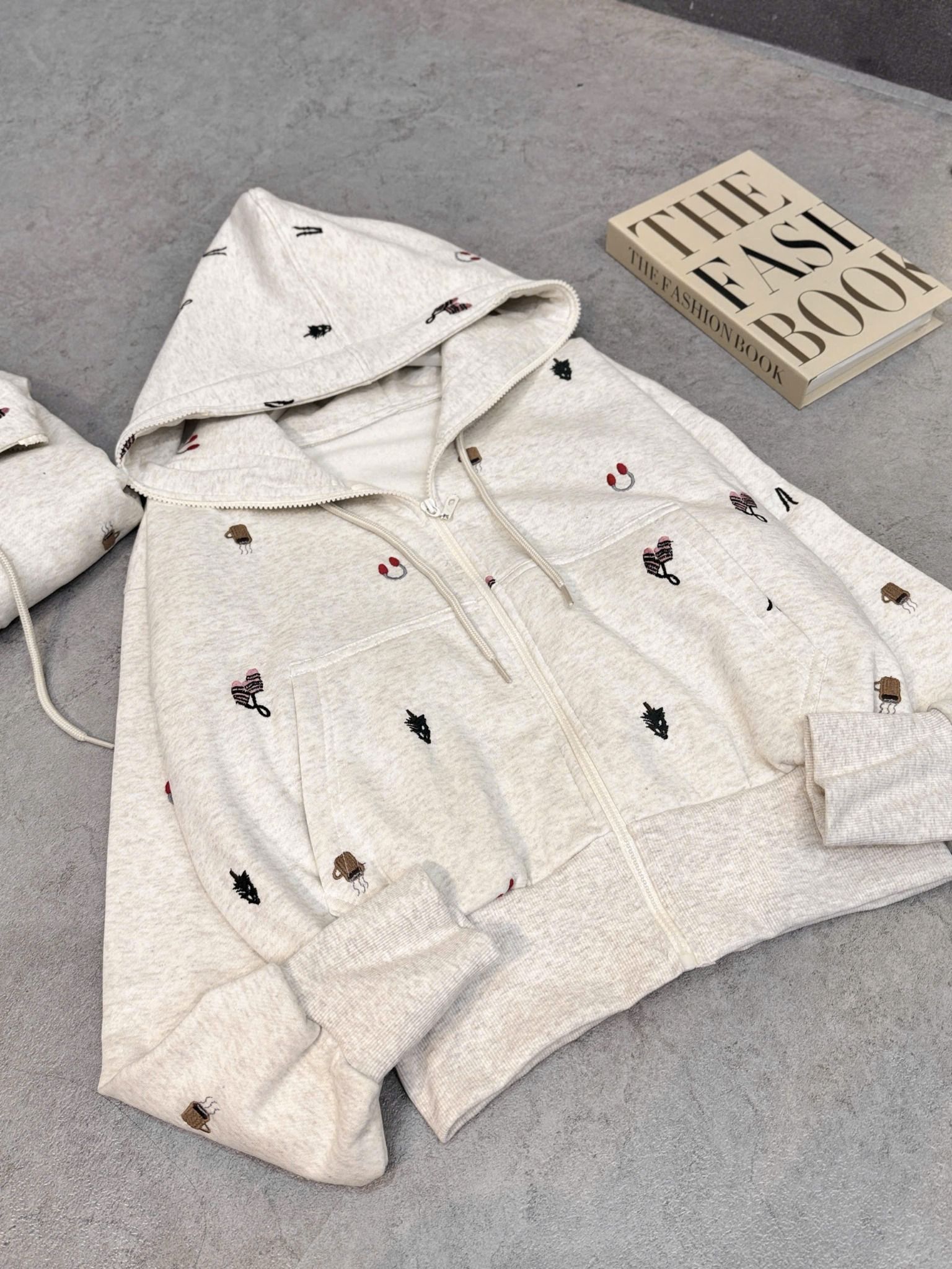  Áo khoác có nón thêu hình họa tiết chất dày dặn - R172 