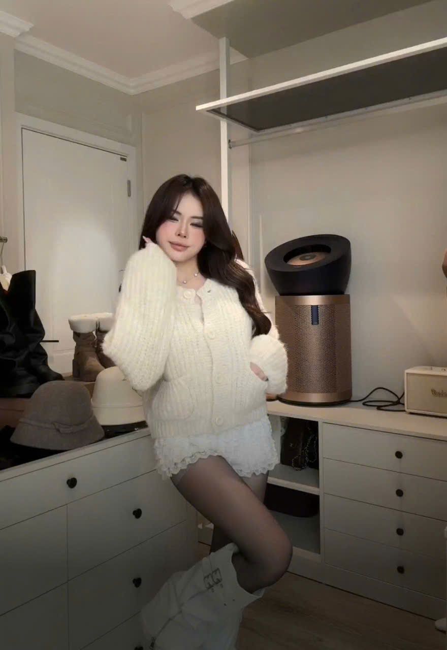  Áo len tay dài đính cúc chất vải len dày form croptop - KEM - R150 