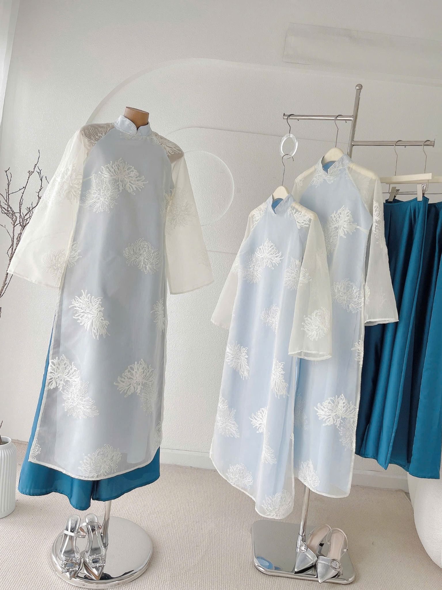  Set áo dài 4 tà vân hoa nổi + quần suông lụa xanh 50% lưng chun - R152 