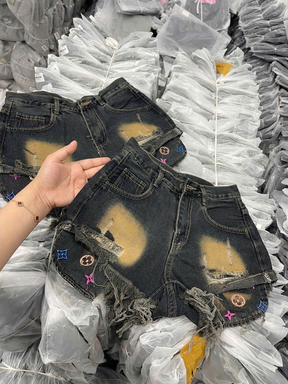  Quần short rách phối túi thêu họa tiết LV - XANH ĐẬM - H58 (EO S<64, M<68, L<72) 