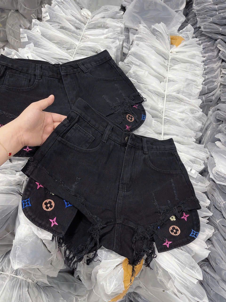  Quần short rách phối túi thêu họa tiết LV - ĐEN - H56 (EO S<64, M<68, L<72) 