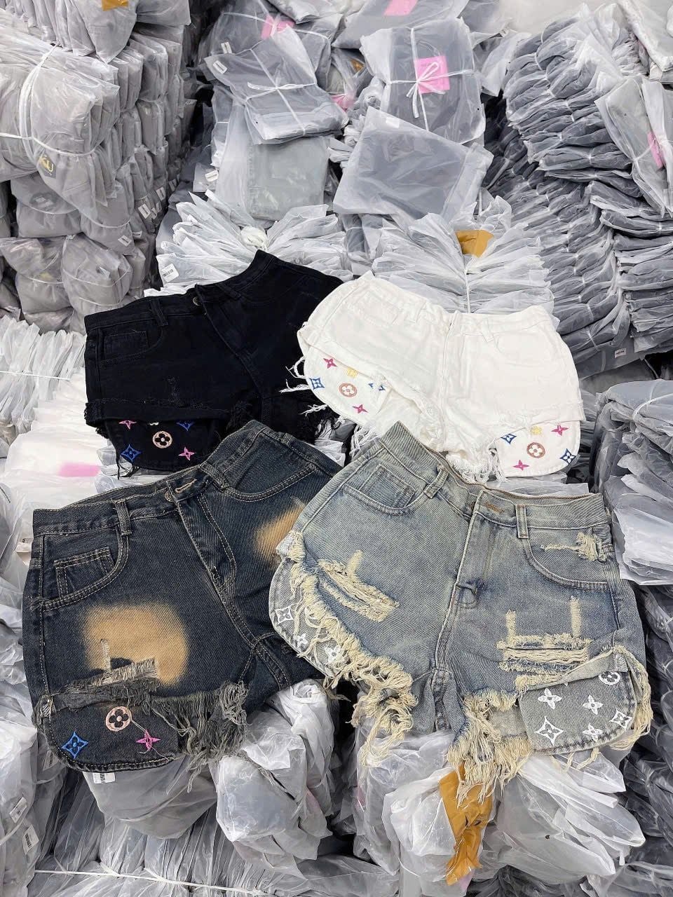  Quần short rách phối túi thêu họa tiết LV - XANH NHẠT - H59 (EO S<64, M<68, L<72) 