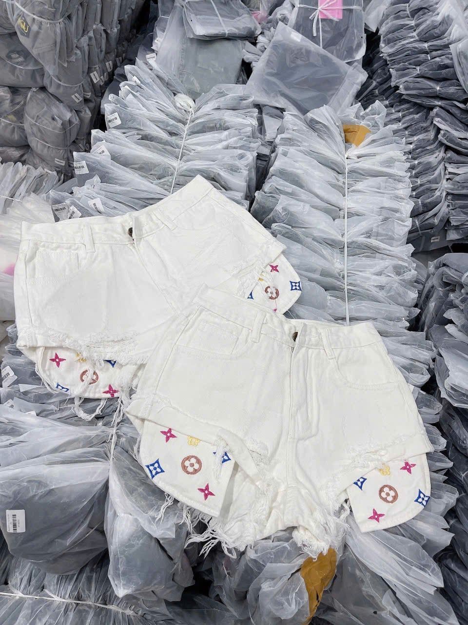  Quần short rách phối túi thêu họa tiết LV - TRẮNG - H57 (EO S<64, M<68, L<72) 