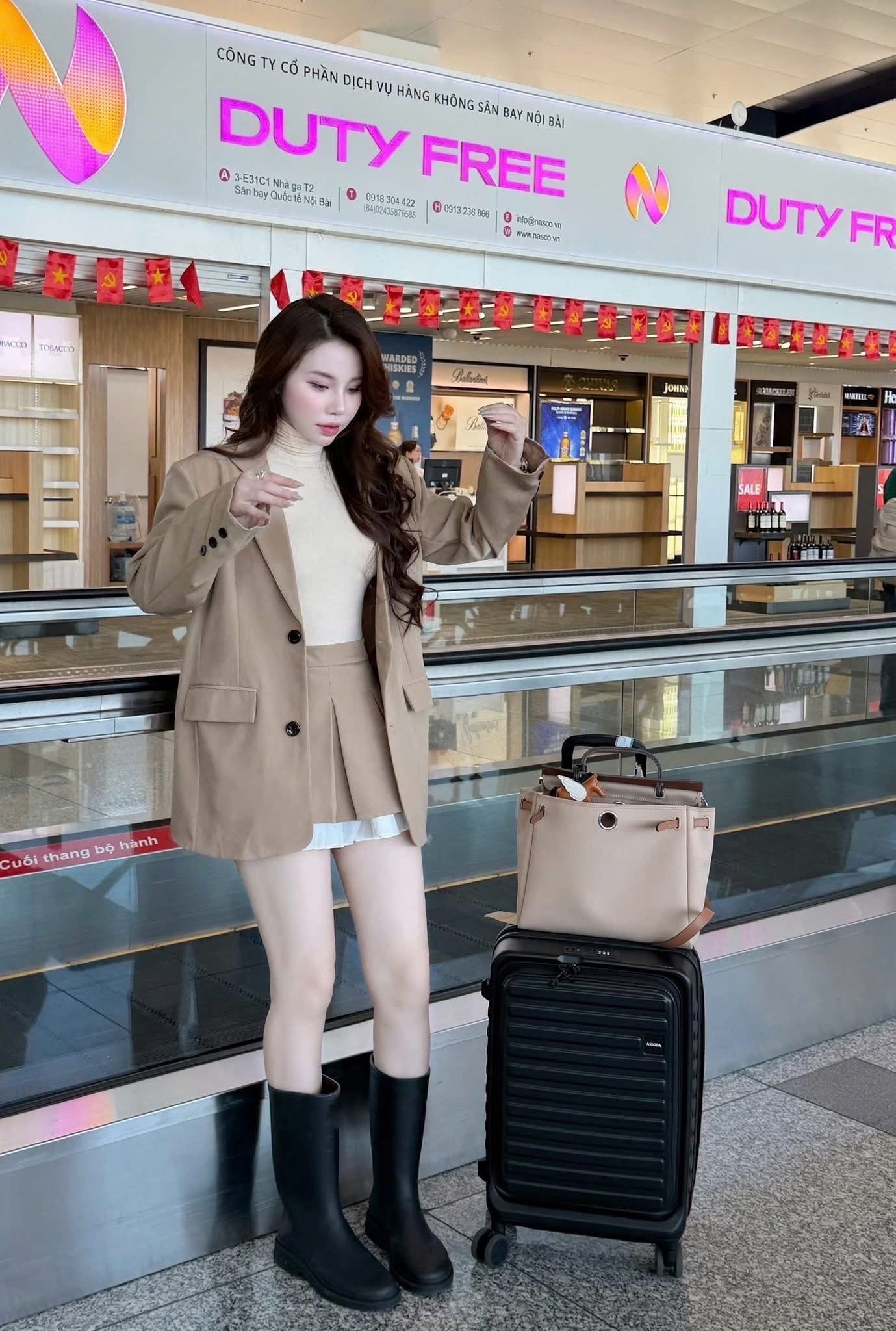  Set 2 món áo vest mix chân váy xếp li 2 lớp viền line - R207 (EO S<68, M<72) 