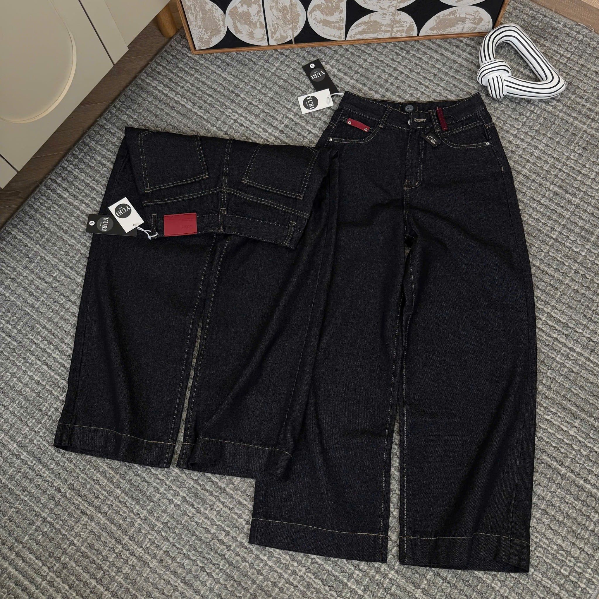  Quần jean ống suông rách nhẹ phối con đĩa đỏ form basic - R219 (EO S<64, M<68, L<72, XL<76 ) / DÀI 105CM 