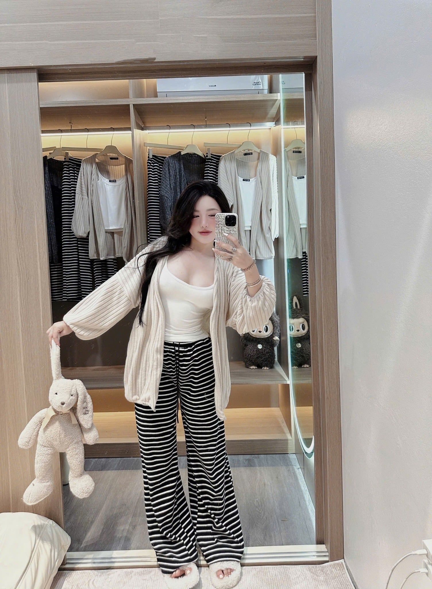  Set 3 món áo hai dây mix quần suông kẻ kèm choàng len - TRẮNG - R223 