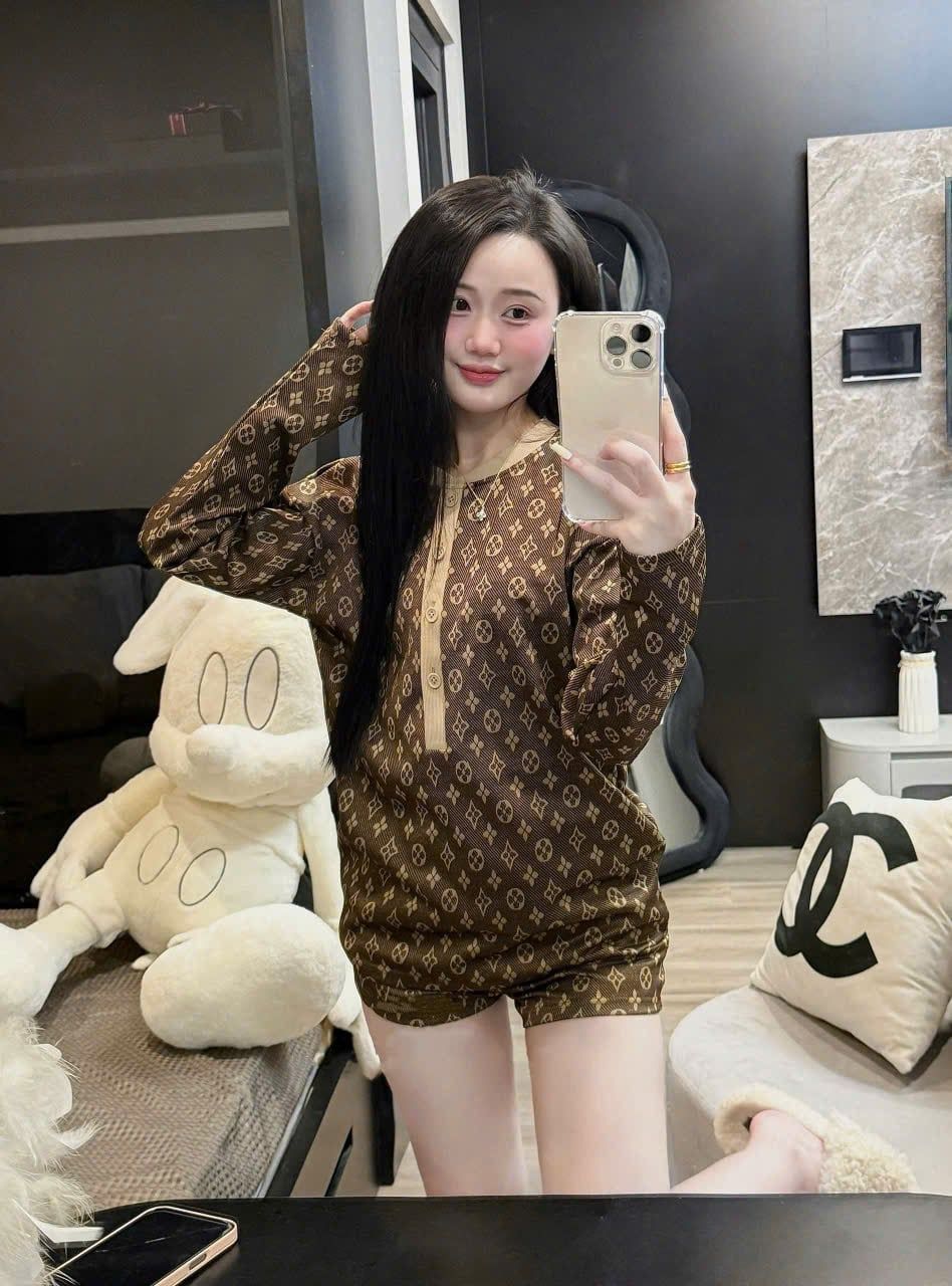  Set áo tay dài cổ tròn đính cúc dọc mix quần short ngắn họa tiết LV - R265 