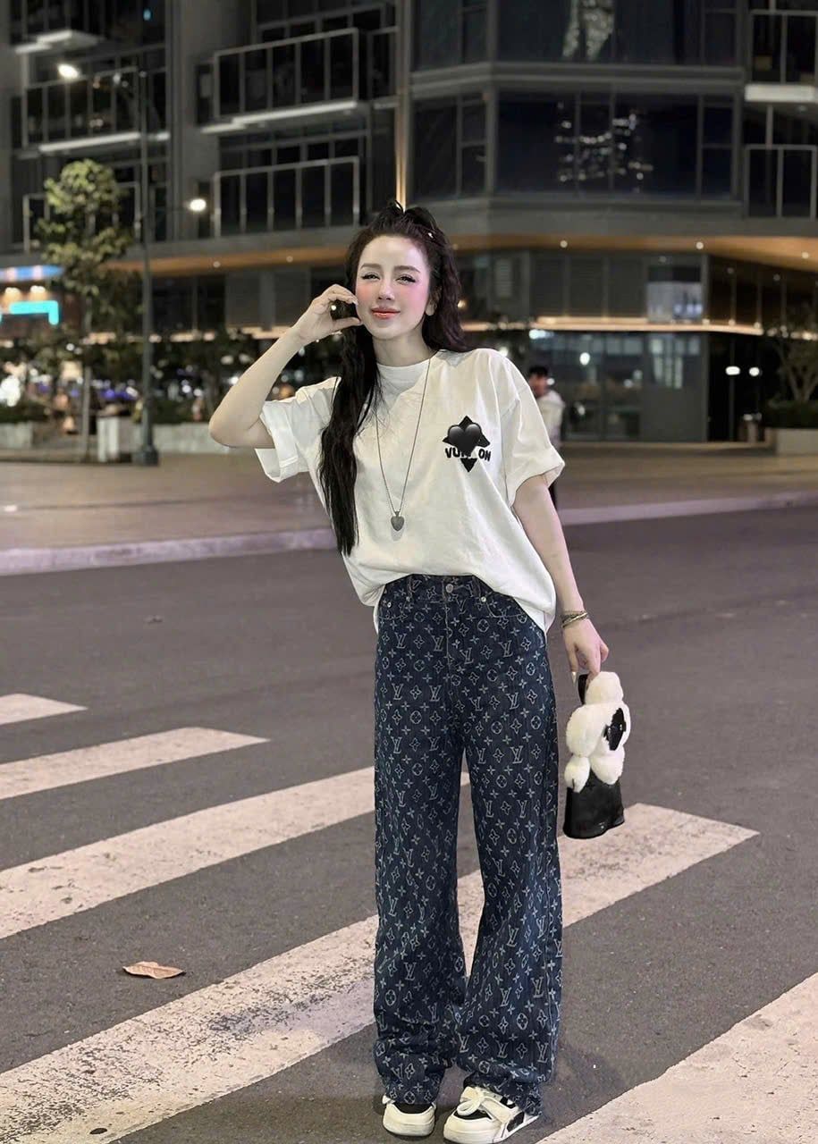  Set áo thun dập chữ bông nổi LV mix quần jean suông họa tiết sịn sò - R272 (EO S<68, M<72) 