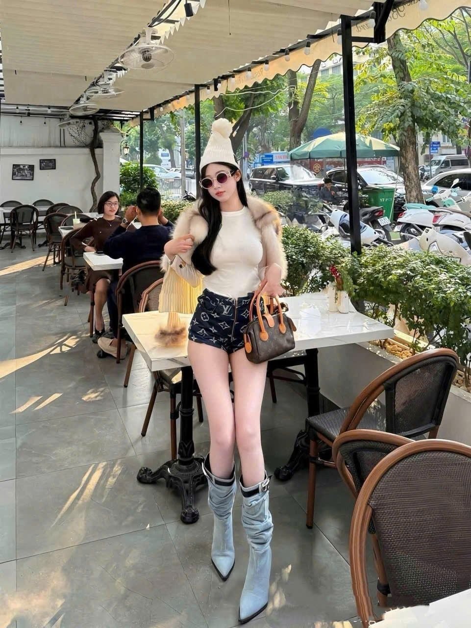  Set áo tay dài mix quần short LV khóa kéo giữa họa tiết LV - TRẮNG - S69 (EO S<68, M<72) 