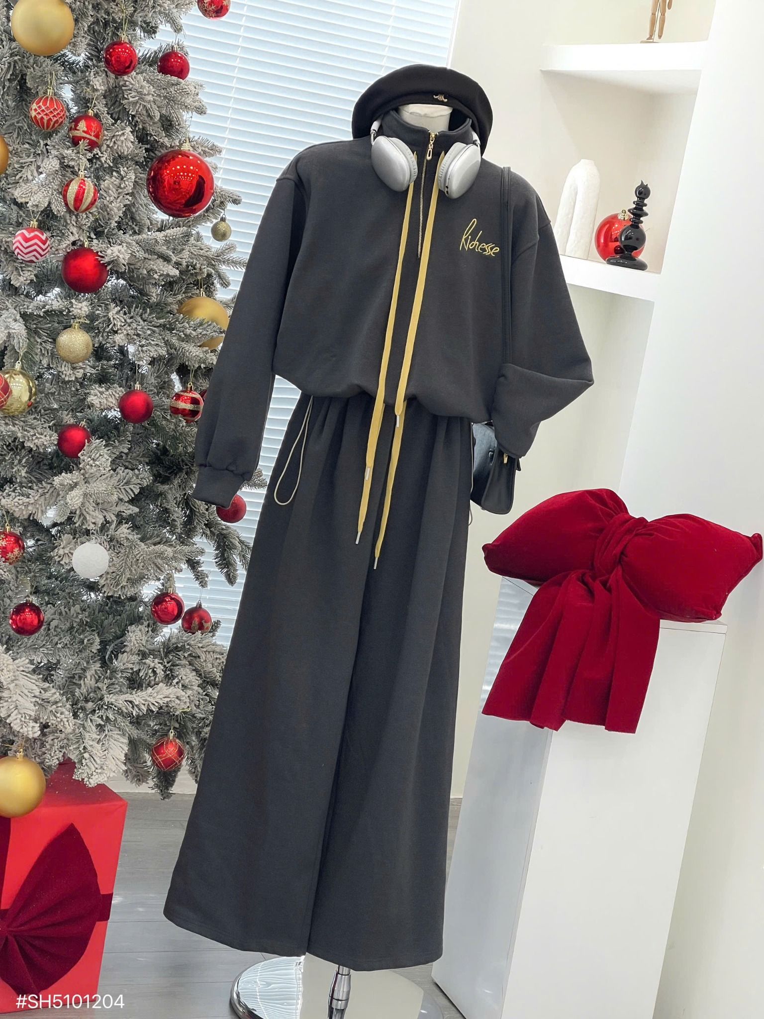  Set bộ áo tay dài thêu chữ mix quần suông kẻ - GHI - S118 