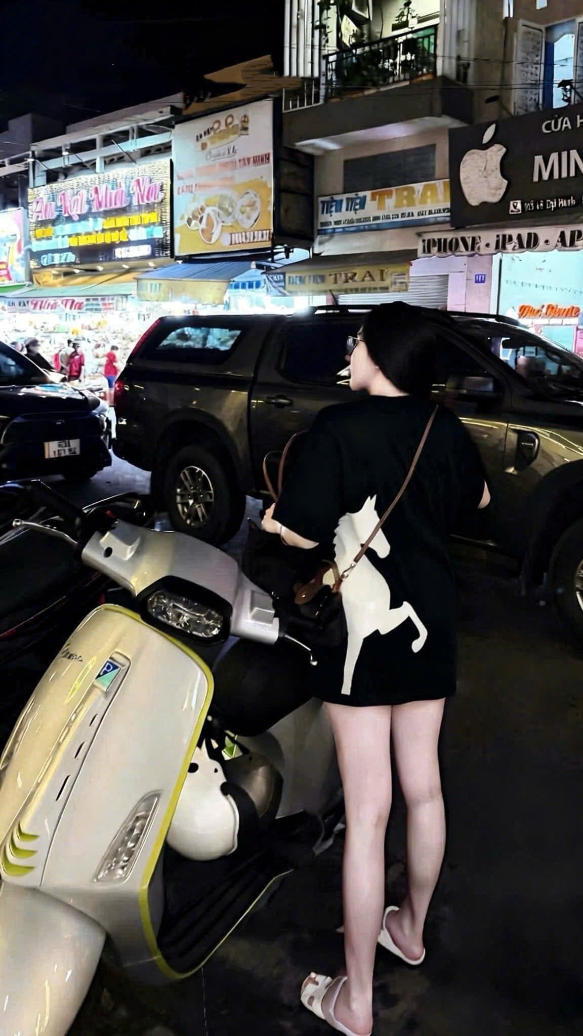  Áo thun form rộng in hình ngựa - ĐEN - S160 