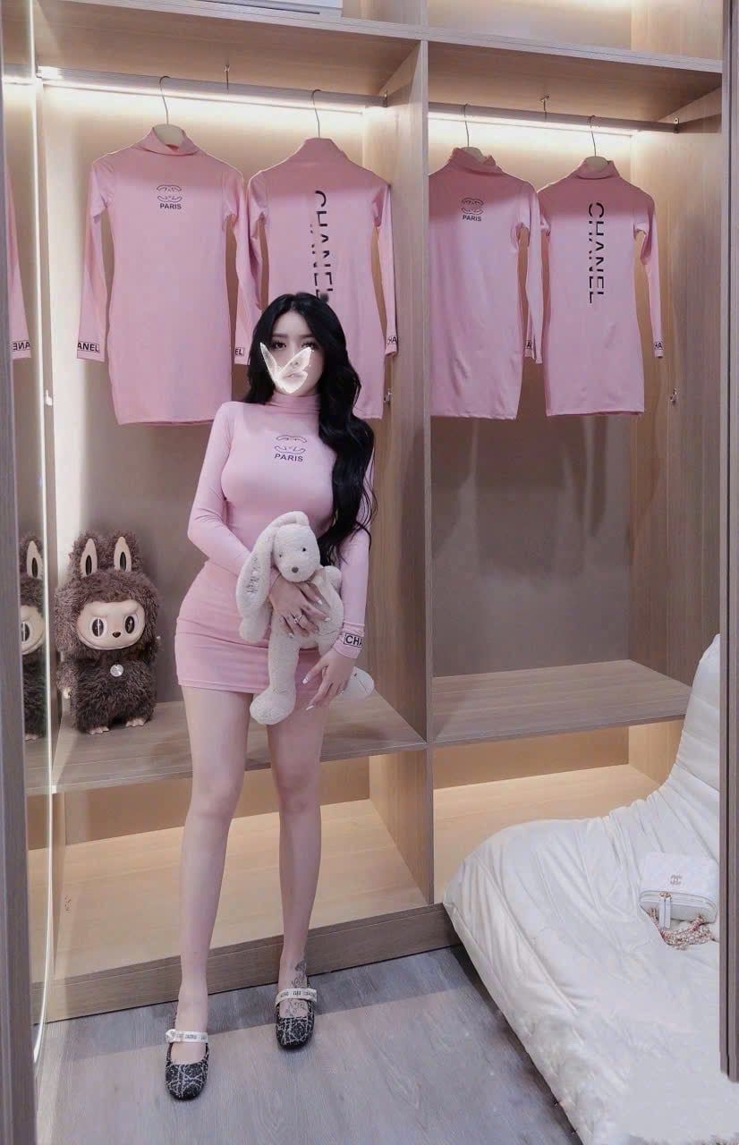  Váy body cổ lọ dáng ngắn logo Chanel - HỒNG - E117 