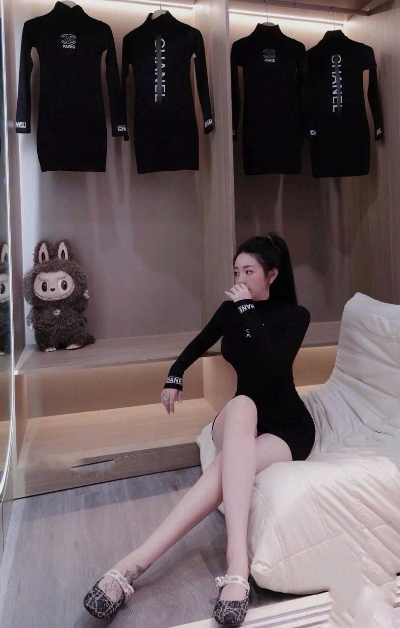  Váy body cổ lọ dáng ngắn logo Chanel - ĐEN - E116 