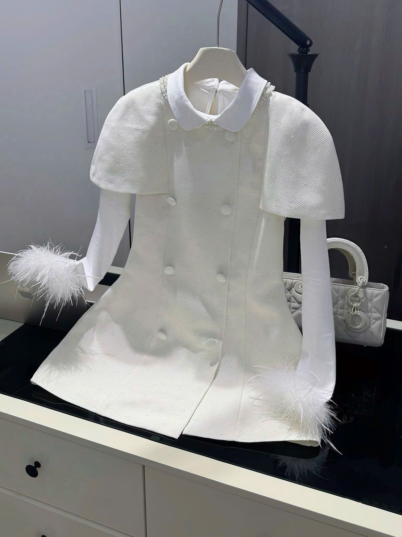  Set 2 món áo tay dài phối lông kèm đầm choàng đính cúc tiểu thư - E124 (EO S<68, M<72) 