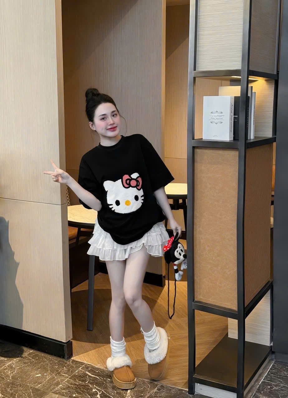  Áo thun form rộng thêu nổi HELLO KITTY - ĐEN - G44 