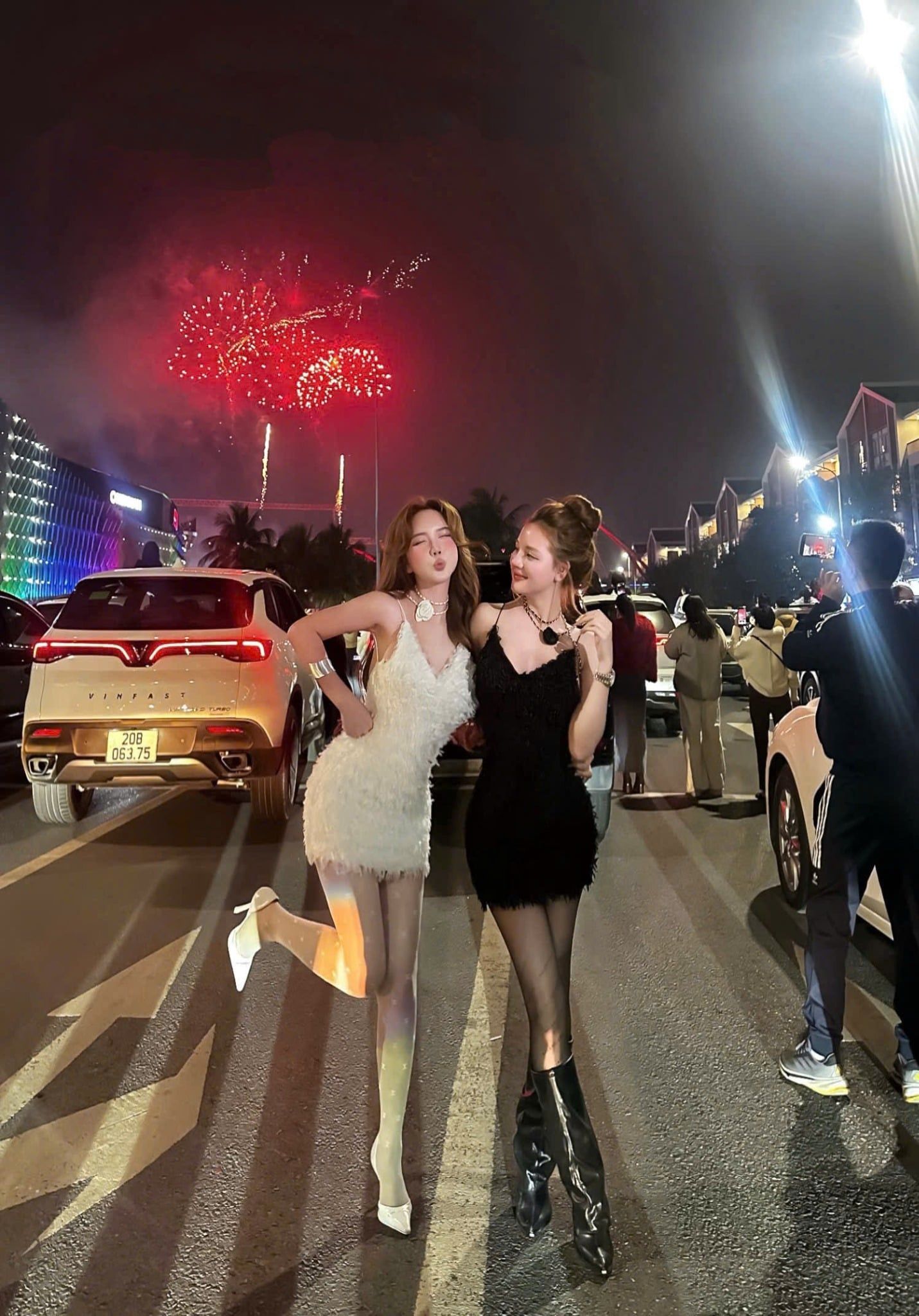  Váy 2 dây lông vũ hở lưng siêu sexy - TRẮNG - G58 (EO S<68, M<72) 