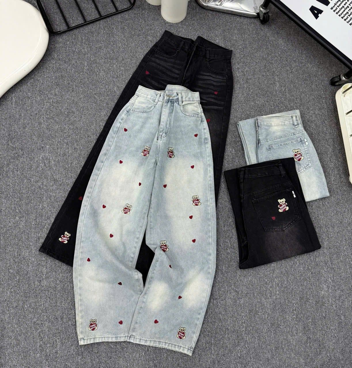  Quần jean ống suông thêu họa tiết gấu - NHẠT - C4 (EO S<64, M<68, L<72) - DÀI 102CM 