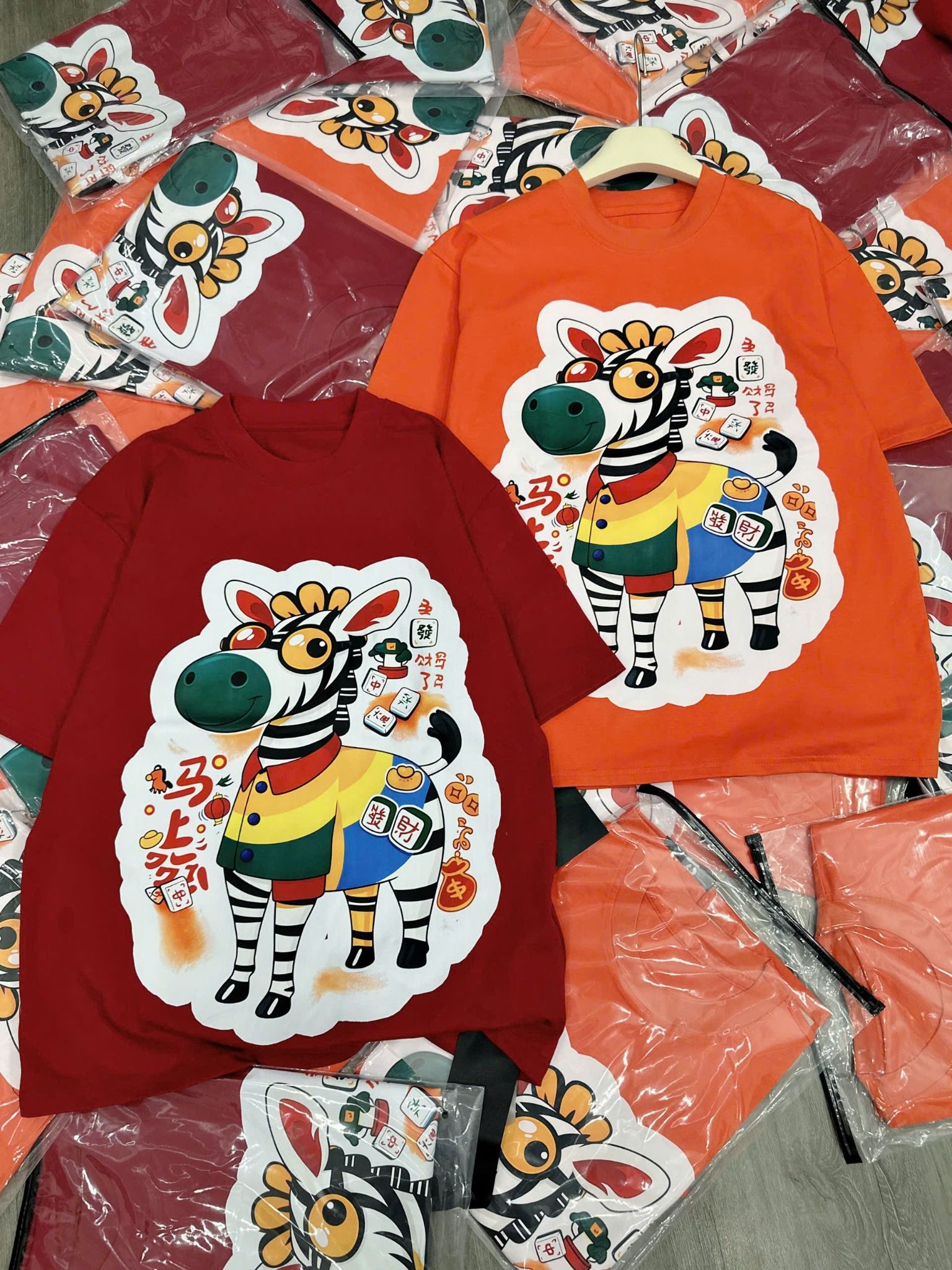  Áo thun cổ tròn in họa tiết ngựa - ĐỎ - Z158 