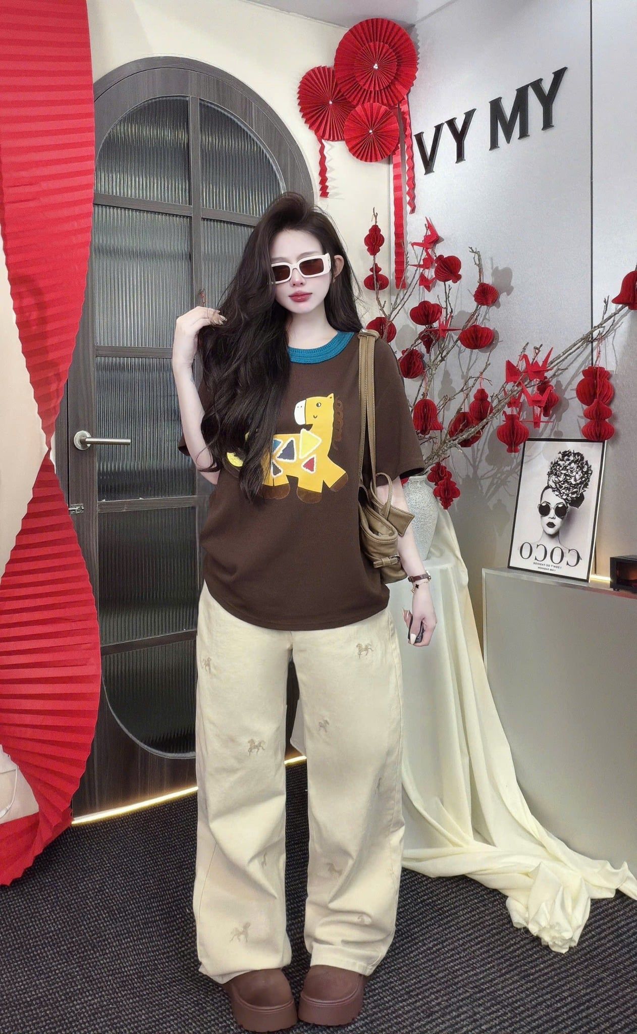  Áo thun FORM rộng viền cổ hình ngựa hoạ tiết - NÂU - Z111 