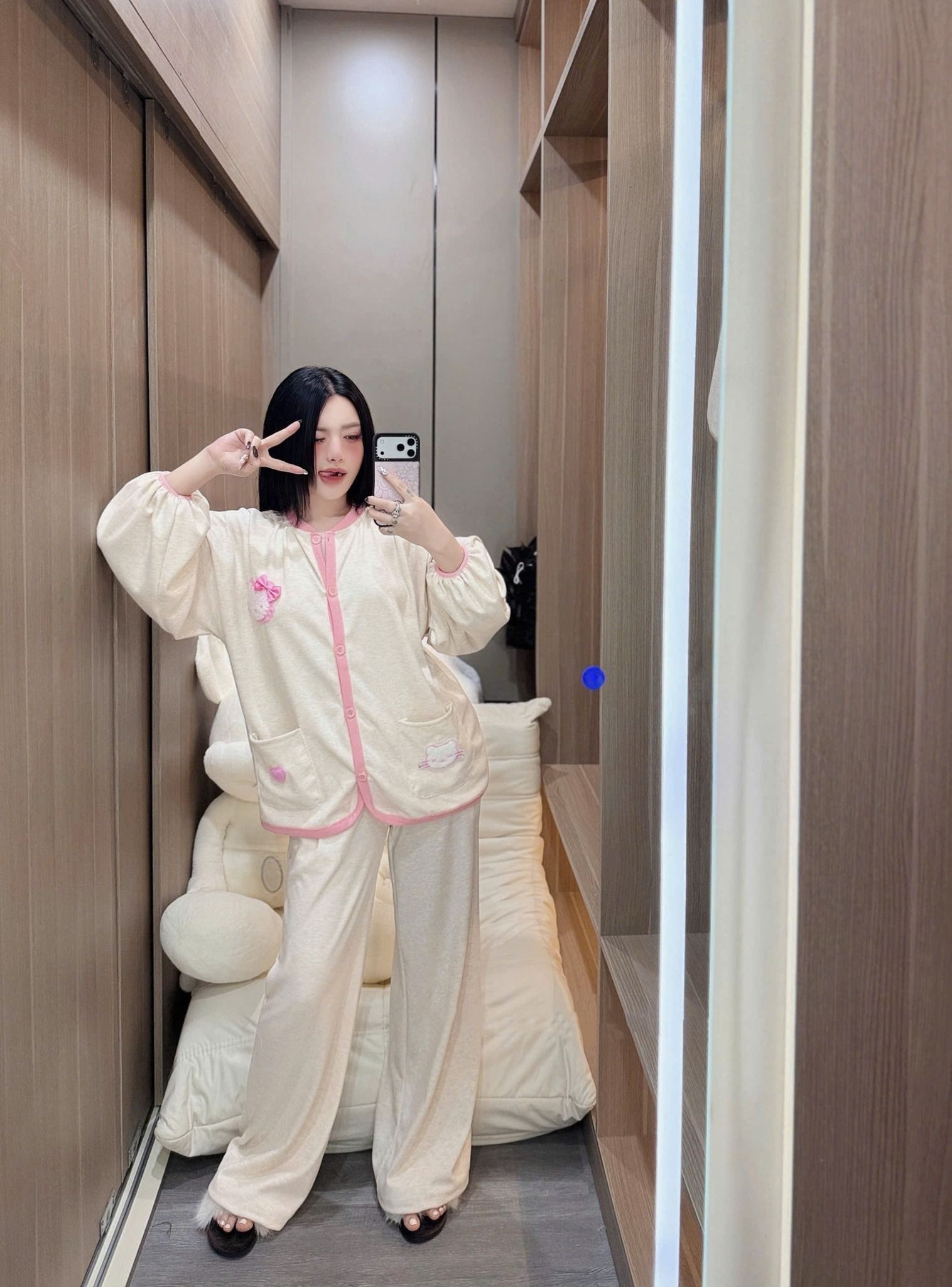  Set bộ ngủ tay dài bo gấu phối quần suông ống rộng hello kitty viền hồng siêu cưng - C69 