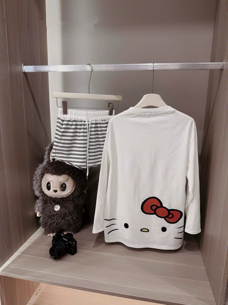 Set áo tay dài in Hello Kitty mix quần short kẻ - B7 
