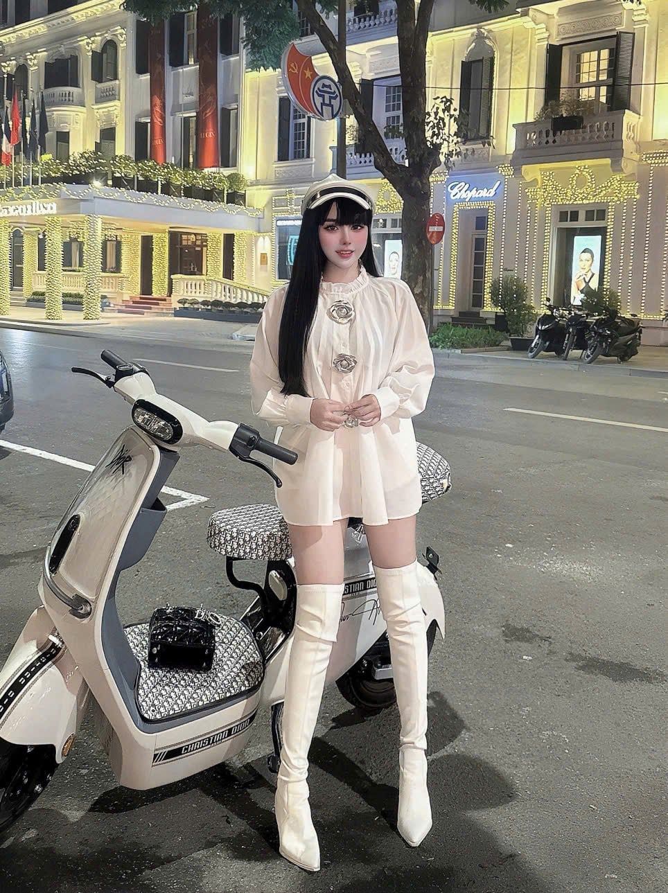  Áo sơ mi cổ viền bèo đính charm hoa - Q56 