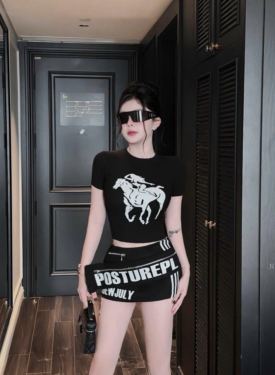  Set áo thun in hình ngựa mix chân váy đắp vạt chéo khóa kéo - ĐEN - Q57 (EO S<68, M<72) 