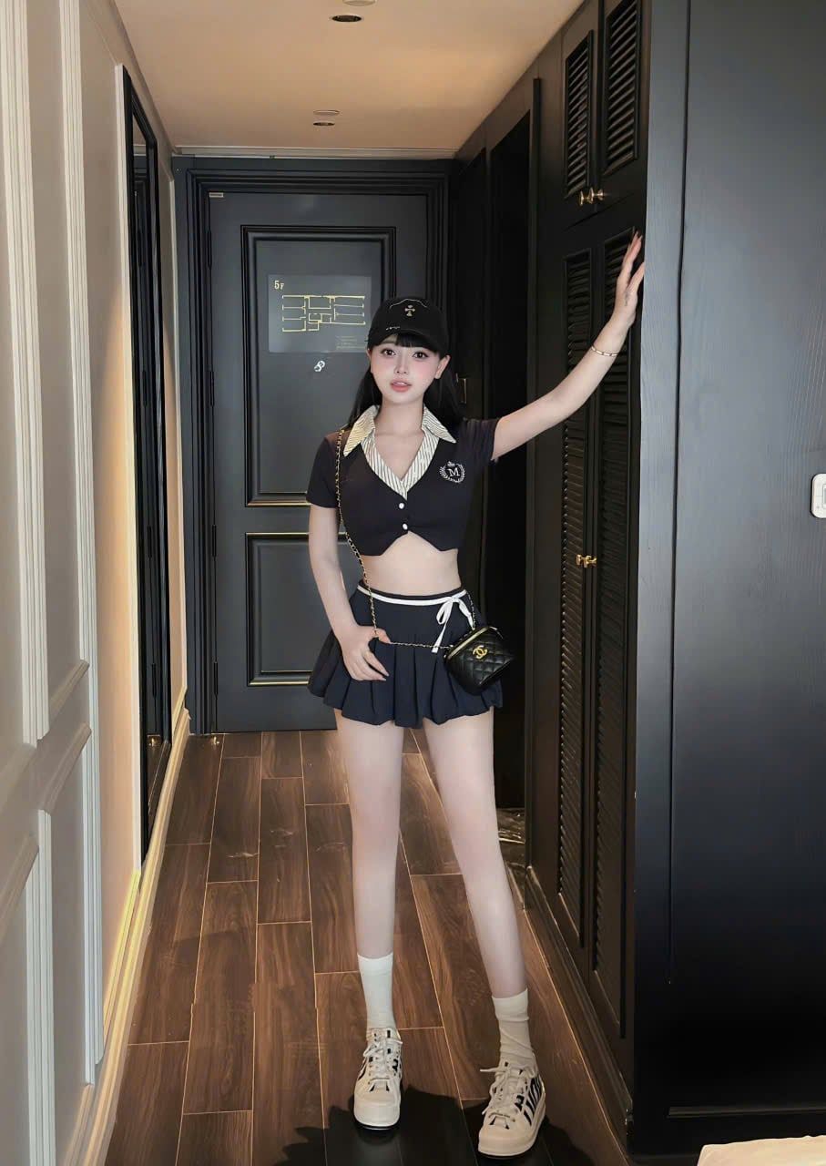  Set áo croptop phối cổ sơ mi mix chân váy xếp li kèm dây nơ - ĐEN - Q60 (EO S<68, M<72) 