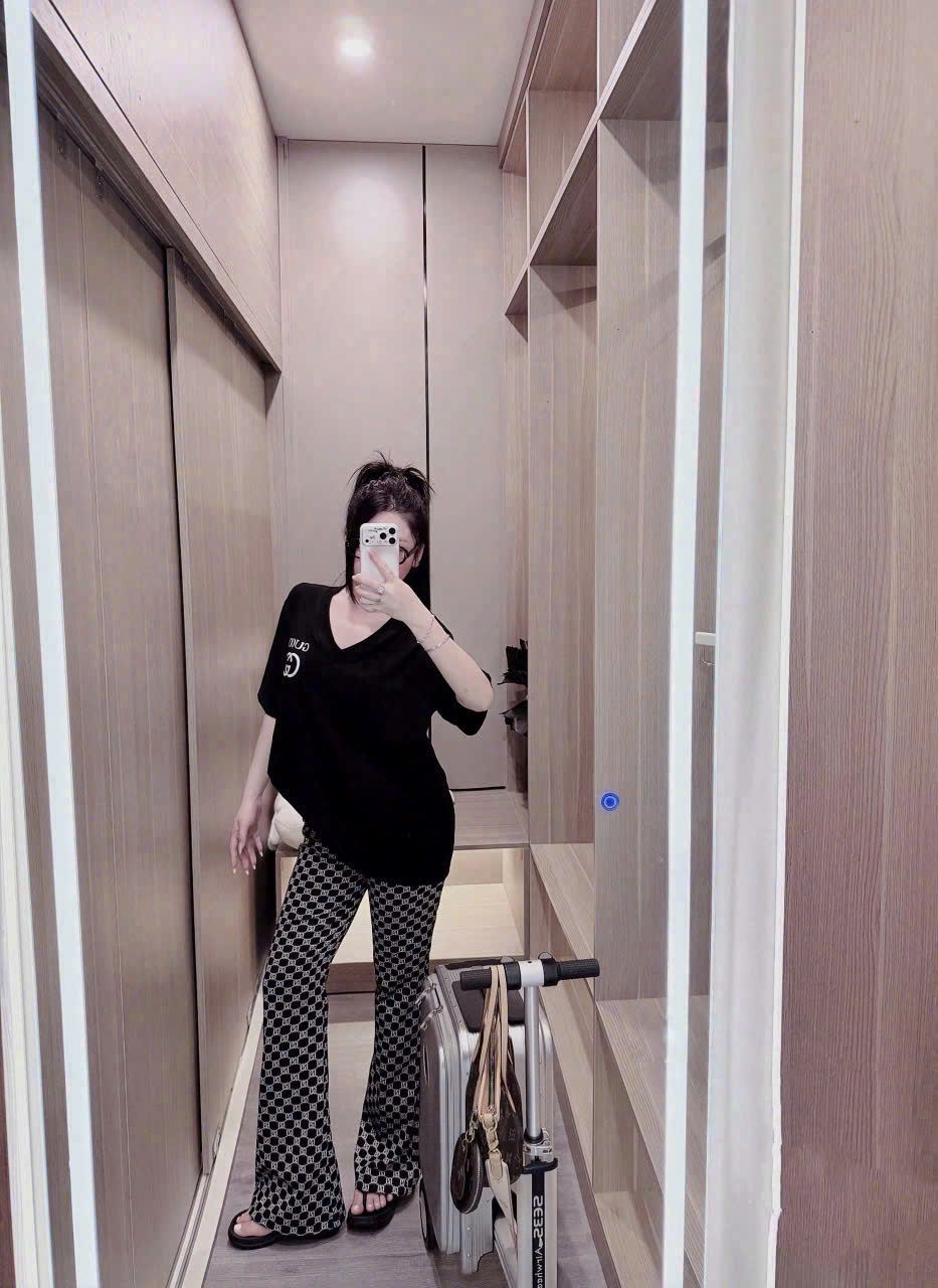  Set áo thun form rộng cổ tim GC mix quần suông ống loe - ĐEN - K57 