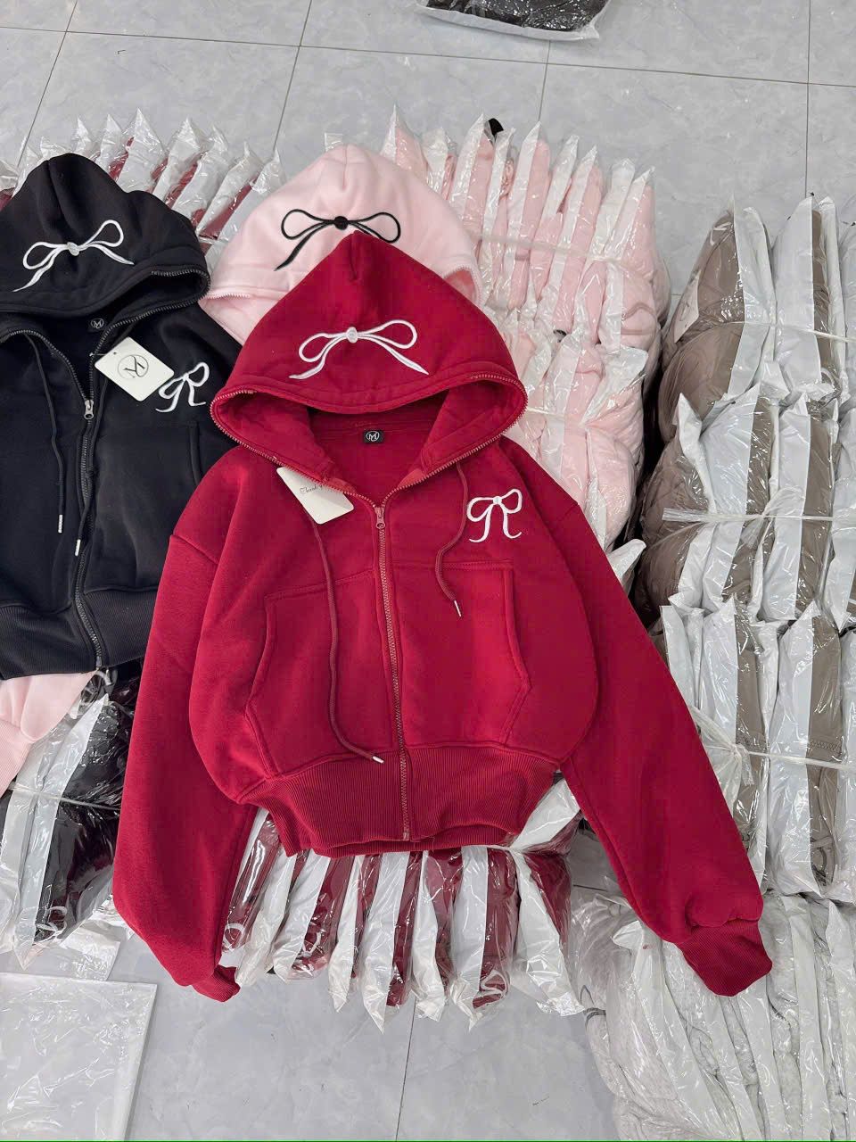  Áo khoác có nón dáng ngắn thêu nơ - ĐỎ - K60 