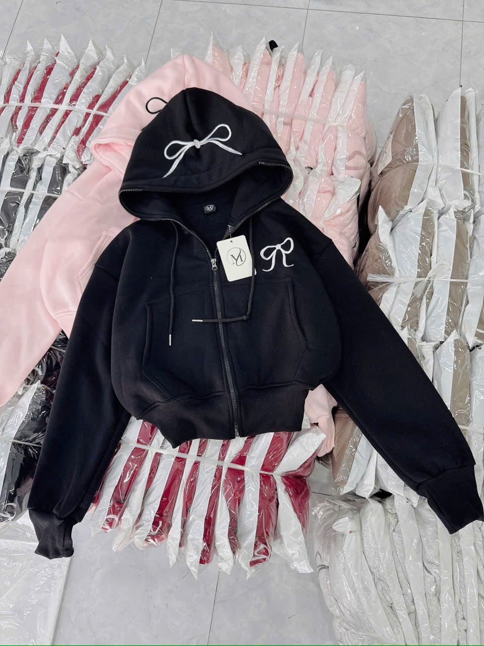  Áo khoác có nón dáng ngắn thêu nơ - ĐEN - K61 