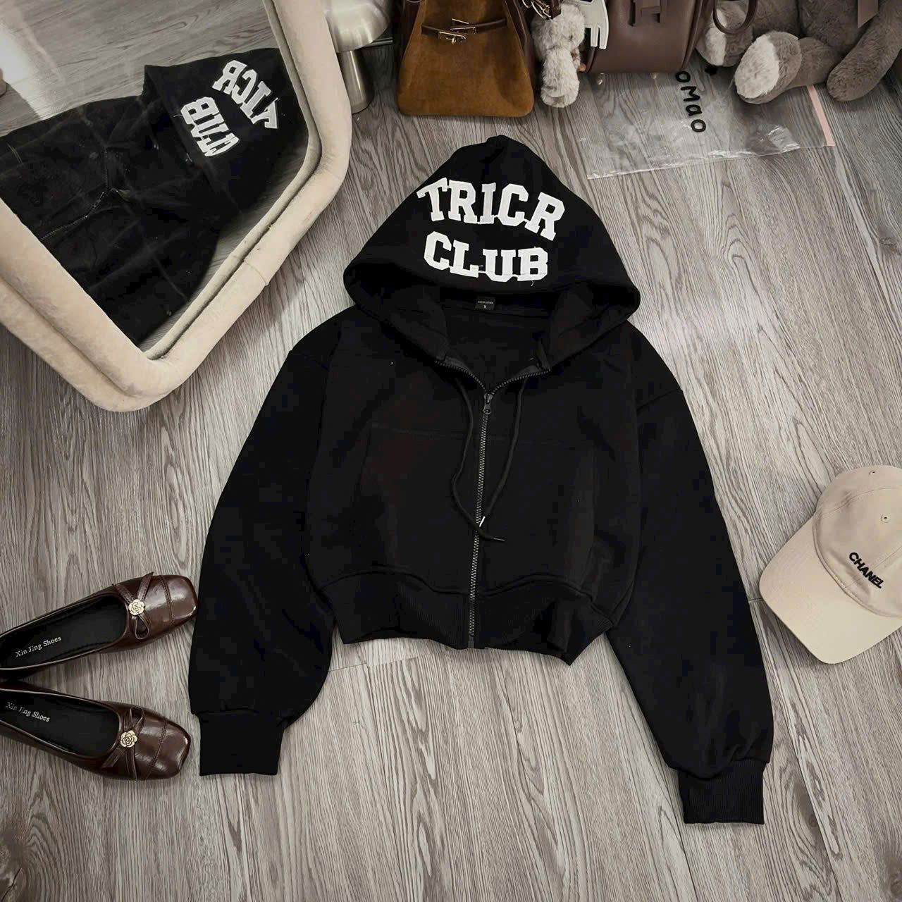  Áo khoác có nón form ngắn thêu chữ TRICR CLUB - ĐEN - K141 