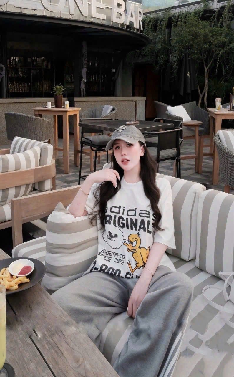  Set áo thun in hình họa tiết vịt mix quần suông phối kẻ - XÁM - K302 